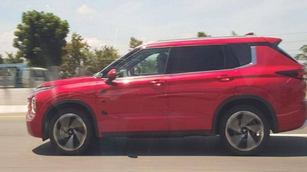 Chiếc Mitsubishi Outlander 2022 tại Thái Lan có ngoại thất màu đỏ và thuộc phiên bản PHEV (Hybrid sạc ngoài)