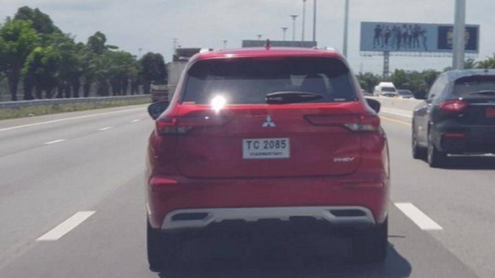 Động cơ điện phía trước tạo ra công suất 85 kW và mô-men xoắn 255 Nm, động cơ điện phía sau công suất 100 kW và mô-men xoắn 195 Nm