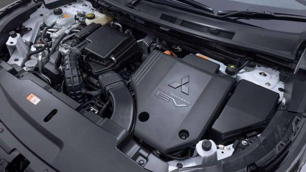 Outlander PHEV 2022 sử dụng hệ truyền động bao gồm động cơ xăng 2.4L (MIVEC 4B12) kết hợp với mô-tơ điện ở phía trước và phía sau