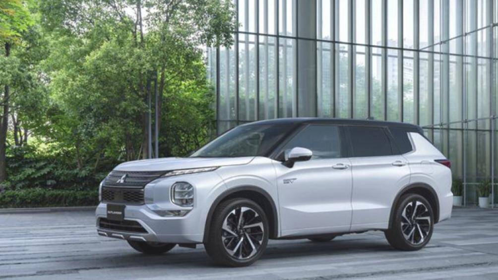 Hệ truyền động trên cho phép Mitsubishi Outlander PHEV 2022 có thể di chuyển được 87 km khi chỉ sử dụng năng lượng điện