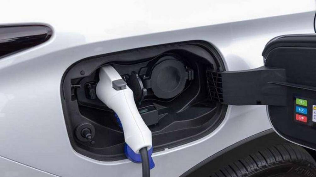 Thời gian sạc pin tiêu chuẩn của xe là 7,5 h. Nếu sử dụng sạc nhanh DC, dung lượng pin hoàn tất 80% chỉ trong 38 phút