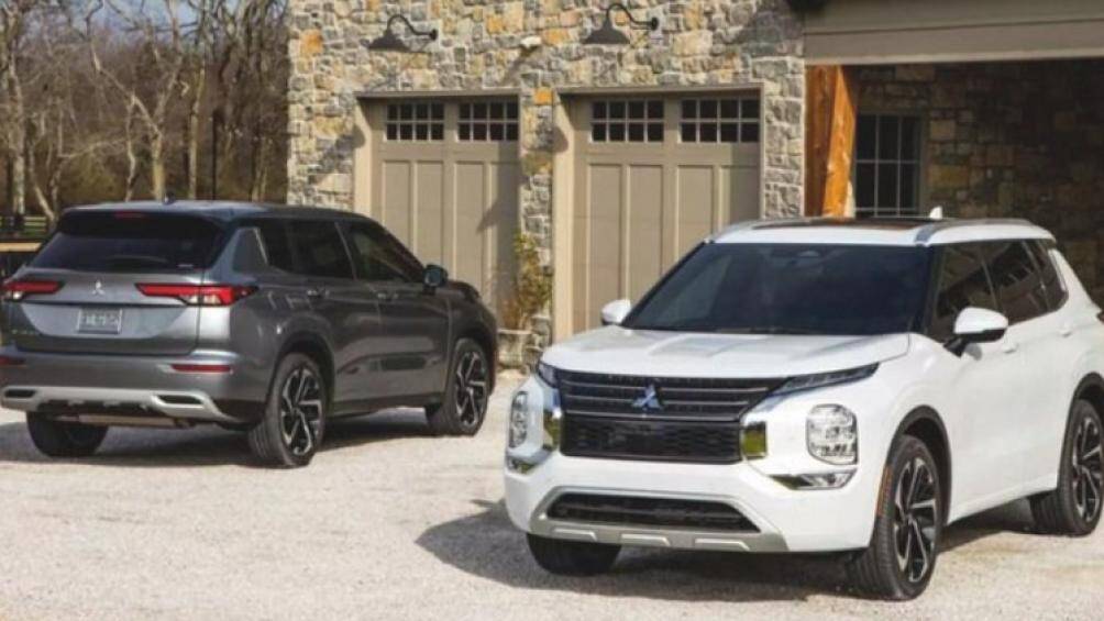 Phần đầu xe sở hữu đèn pha LED đặt thấp, đèn LED định vị đặt trên cao, mặt ca lăng cỡ lớn, "dàn chân" sử dụng mâm 5 chấu 20 inch