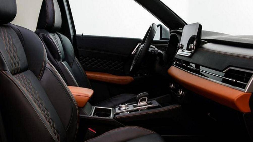 Bên trong cabin, xe được trang bị cụm đồng hồ đo kỹ thuật số 12,3 inch và màn hình thông tin giải trí 9 inch hỗ trợ Apple CarPlay/Android Auto