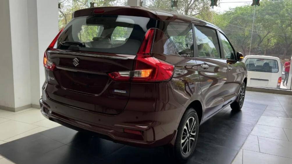 Ở phía sau, xe được bổ sung thêm thanh nẹp mạ crôm mới trên cửa cốp, nằm sát với cửa kính