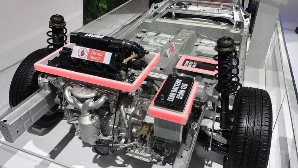 Xe được trang bị hệ truyền động Smart Hybrid mới với cụm pin lithium-ion và máy phát điện, tích hợp bộ đề ISG