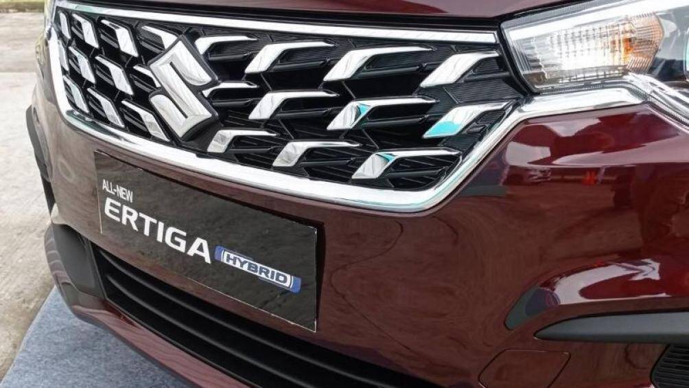 Suzuki Ertiga Hybrid 2022 cũng được nâng cấp nhẹ về ngoại hình, họa tiết trên lưới tản nhiệt được thiết kế hiện đại hơn