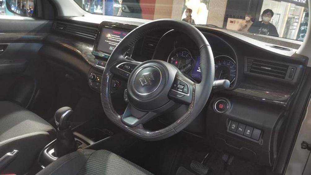 Nội thất của Suzuki Ertiga 2022 sử dụng tone màu đen chủ đạo đi cùng các chi tiết trang trí bằng gỗ