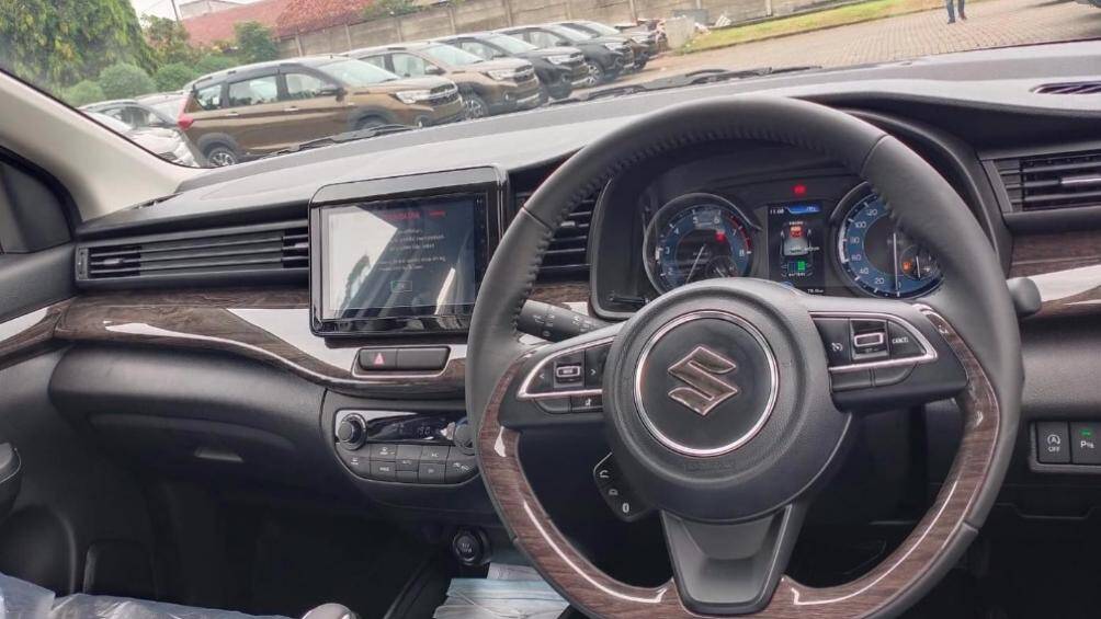 Giá xe Suzuki Ertiga Hybrid 2022 tại Indonesia dao động từ 270,3 - 281,3 triệu Rupiah (khoảng 430 - 447 triệu đồng)