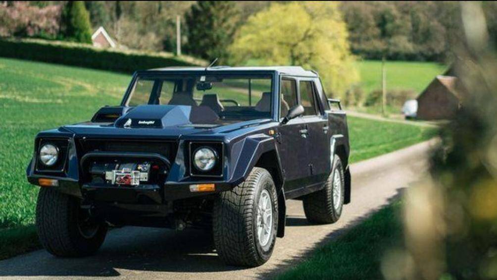 Lamborghini LM002: Lamborghini LM002 là một chiếc xe ban đầu được thiết kế cho quân đội. LM002 được sản xuất cho đến năm 1993