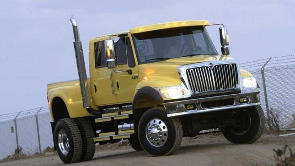 International CXT:  Mẫu xe này dựa trên nền tảng của những dòng xe tải chở hàng khổng lồ và xe địa hình Scout từ những năm 1960