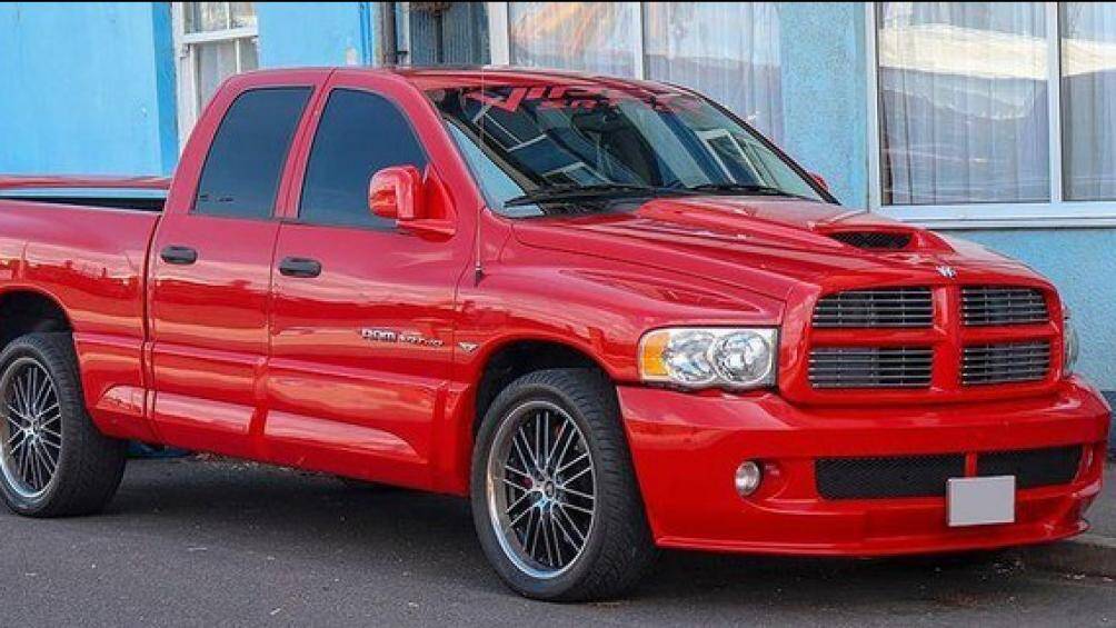 Dodge RAM SRT-10: RAM SRT-10 là kết quả của việc Dodge đã trang bị động cơ Viper V10 8.3 lít vào bán tải RAM của họ