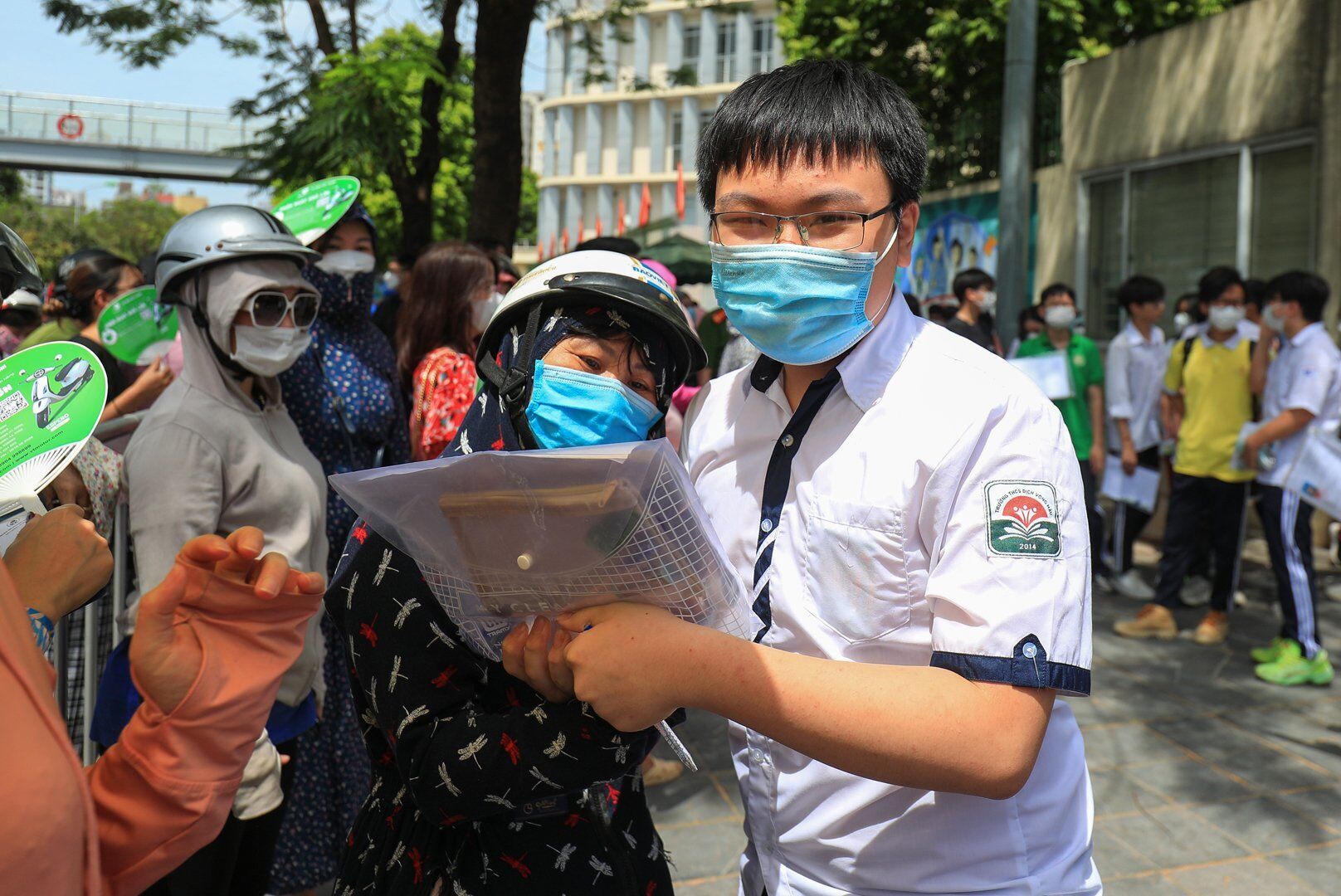 Ôm chầm lấy mẹ sau khi hoàn thành bài thi, thí sinh Lê Đoàn Hoàng Tuấn chia sẻ: "Đề thi Văn này rất phù hợp với lực học của em và các bạn khi phải chịu 3 năm học online vì dịch Covid-19. Nội dung đề rơi đúng vào bài kỳ hai mà em được học trực tiếp, nên em hi vọng được trên 7 điểm để đỗ trường THPT Cầu Giấy"
