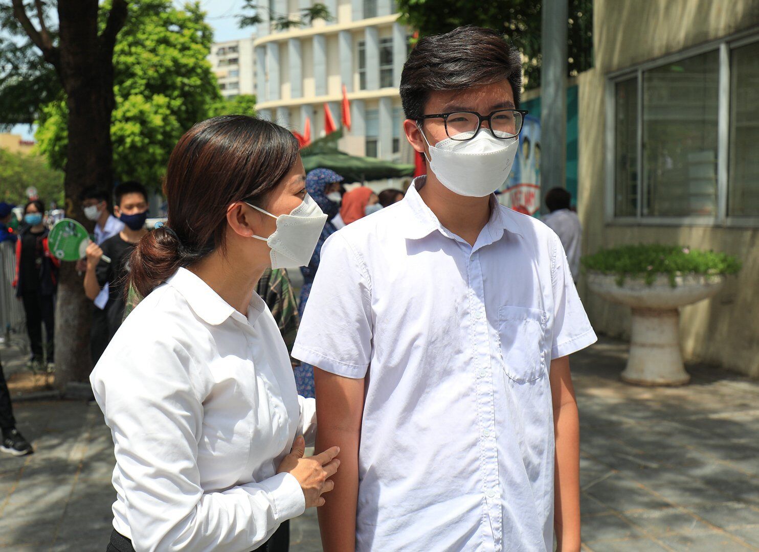 Cùng chung tâm trạng, thí sinh Phạm Nhật Minh bày tỏ: ""Đề vào bài Mùa xuân nho nhỏ và nghị luận xã hội về vẻ đẹp tâm hồn đều sát với phần chúng em đã được ôn tại trường. Dù câu nghị luận xã hội có hơi khó một chút với em nhưng với các phần khác đều tương đối dễ"