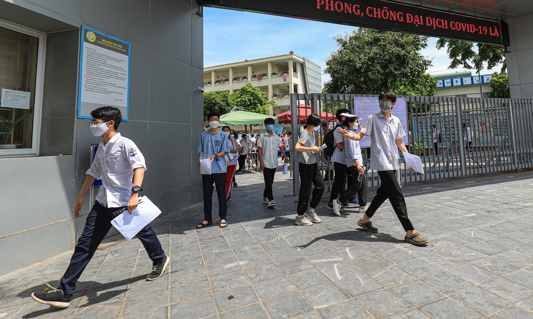 Các thí sinh bước ra khỏi điểm trường THCS Dịch Vọng sau khi kết thúc môn thi Ngữ văn buổi sáng