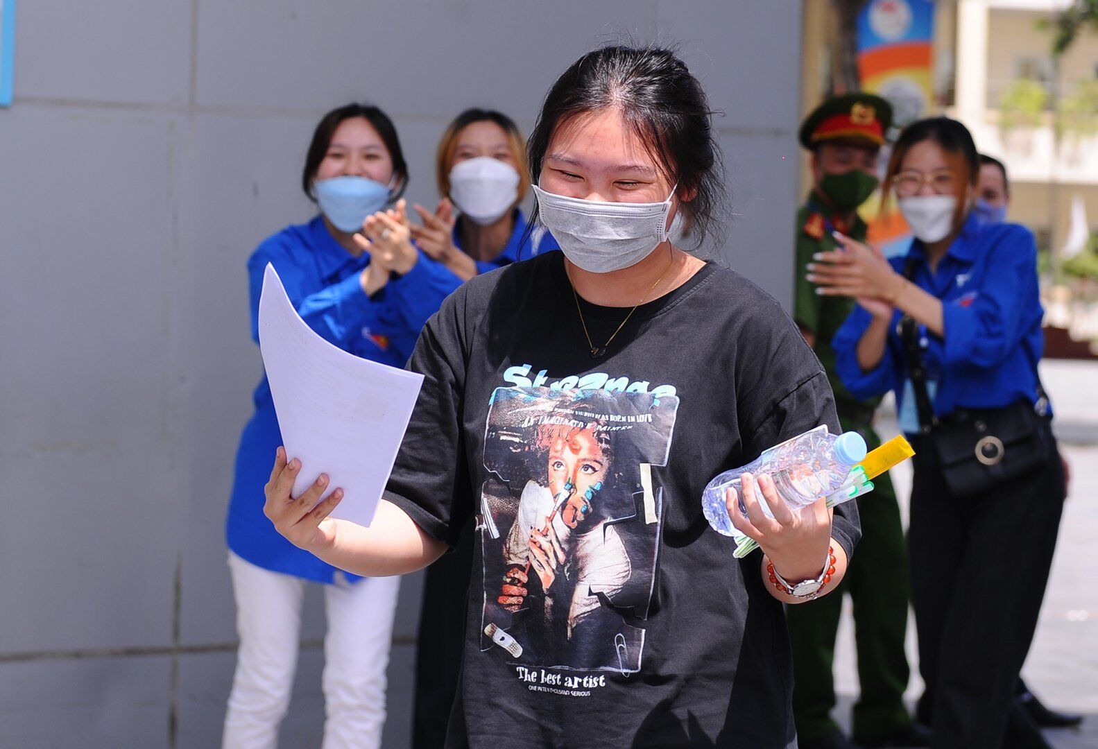 Sau 2 giờ làm bài, nhiều thí sinh với gương mặt rạng rỡ cho biết đề Ngữ văn năm nay không quá khó