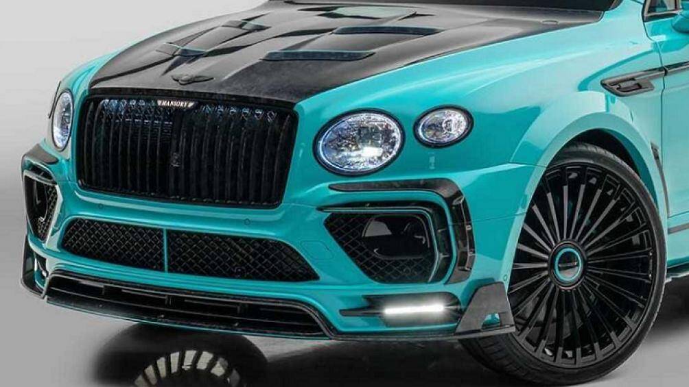 Xe cũng được trang bị vô-lăng thể thao bọc da-carbon mới, các chi tiết trang trí bằng carbon tối màu và chi tiết bọc da mới với hình nổi 3D trên ghế