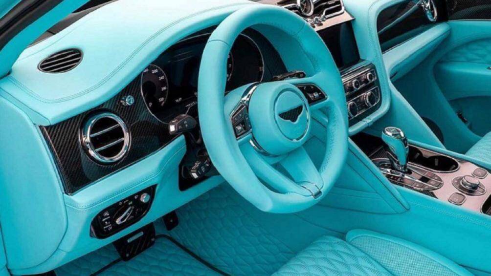 Khoang nội thất của xe bao gồm những vật liệu bọc cao cấp. Xe sở hữu khoang nội thất được bọc da cao cấp màu xanh Baby Blue