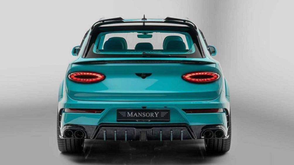 Bên cạnh điểm nhấn là các phần vè ốp thân rộng, phần thân xe cũng được Mansory ốp thêm các tấm trang trí dưới đuôi cửa tạo hốc gió giả