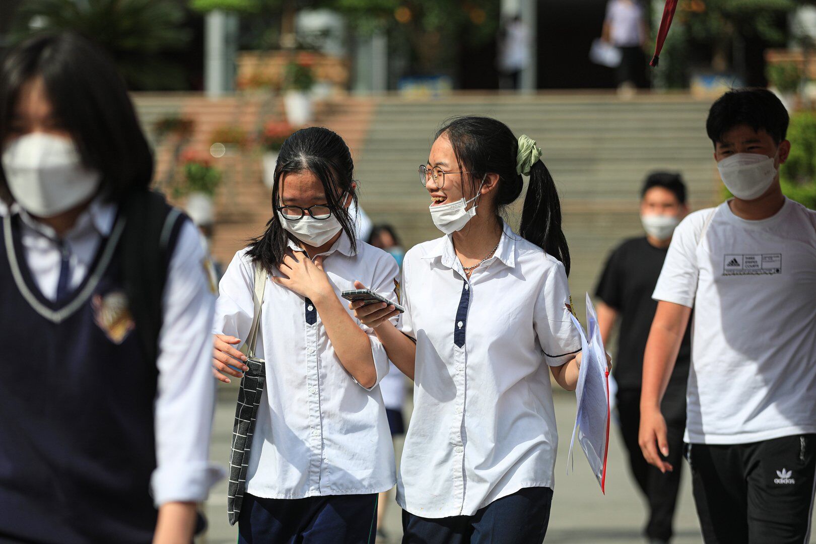 15h chiều nay (18/6), các thí sinh tham dự kỳ thi tuyển sinh vào lớp 10 tại Hà Nội đã hoàn thành xong môn thi Ngoại ngữ. Theo ghi nhận của PV Báo Giao thông tại điểm thi trường THPT Chuyên Hà Nội - Amsterdam, nhiều thí sinh rời phòng thi với nụ cười rạng rỡ.