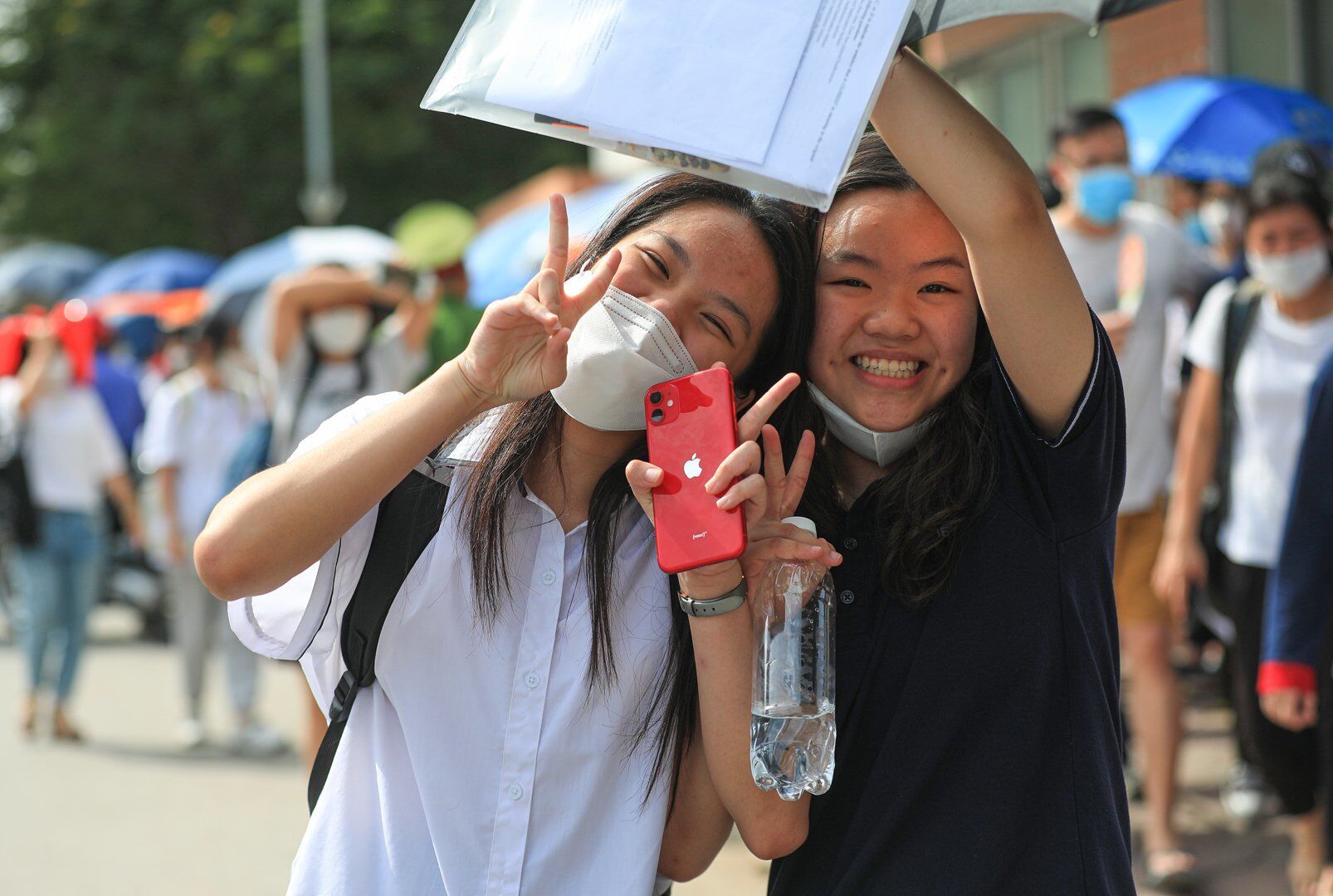 Hai nữ sinh với nụ cười tươi rói trước ống kính máy ảnh.