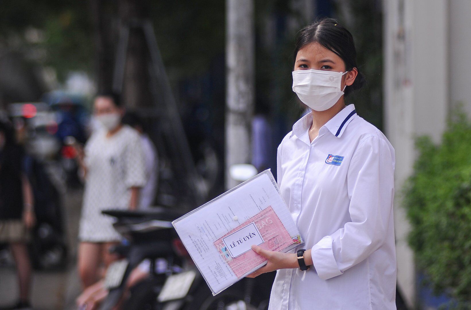 Khá tự tin với bài làm của mình, thí sinh Lê Tú Uyên chia sẻ: "Đề thi Ngoại ngữ năm nay vừa sức không có câu đánh đố, các câu hỏi rành mạch. Nếu nắm chắc kiến thức, dễ dàng đạt điểm 8-9.  Với em đề năm trước và năm nay đều vừa sức, nếu đọc kỹ đề bài sẽ khá dễ dàng nhận ra câu trả lời. Chỉ bạn nào do căng thẳng hoặc chưa nắm kỹ kiến thức mới mất điểm"