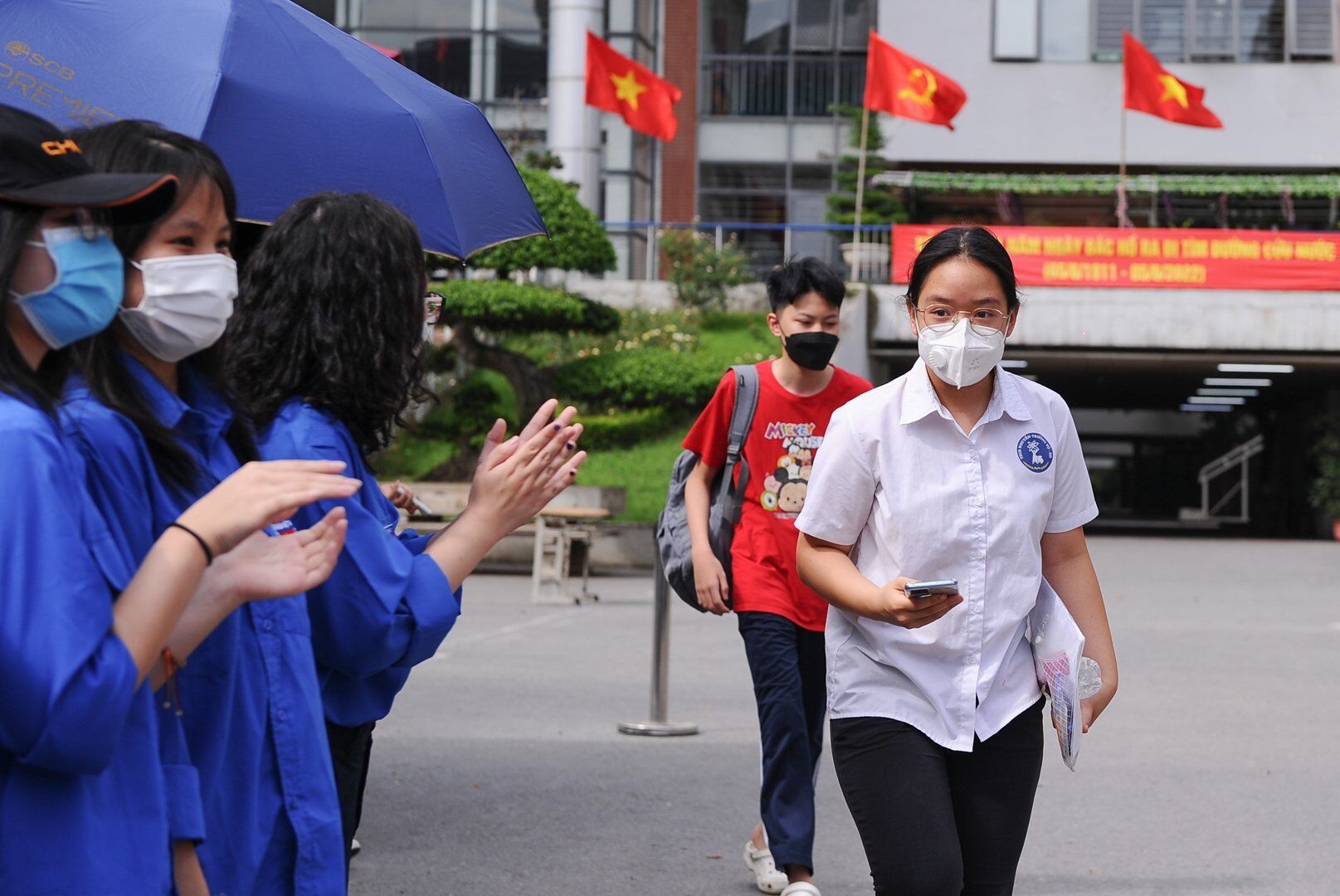 Các tình nguyện viên cổ vũ, khích lệ cho thí sinh bằng những tràng pháo tay.