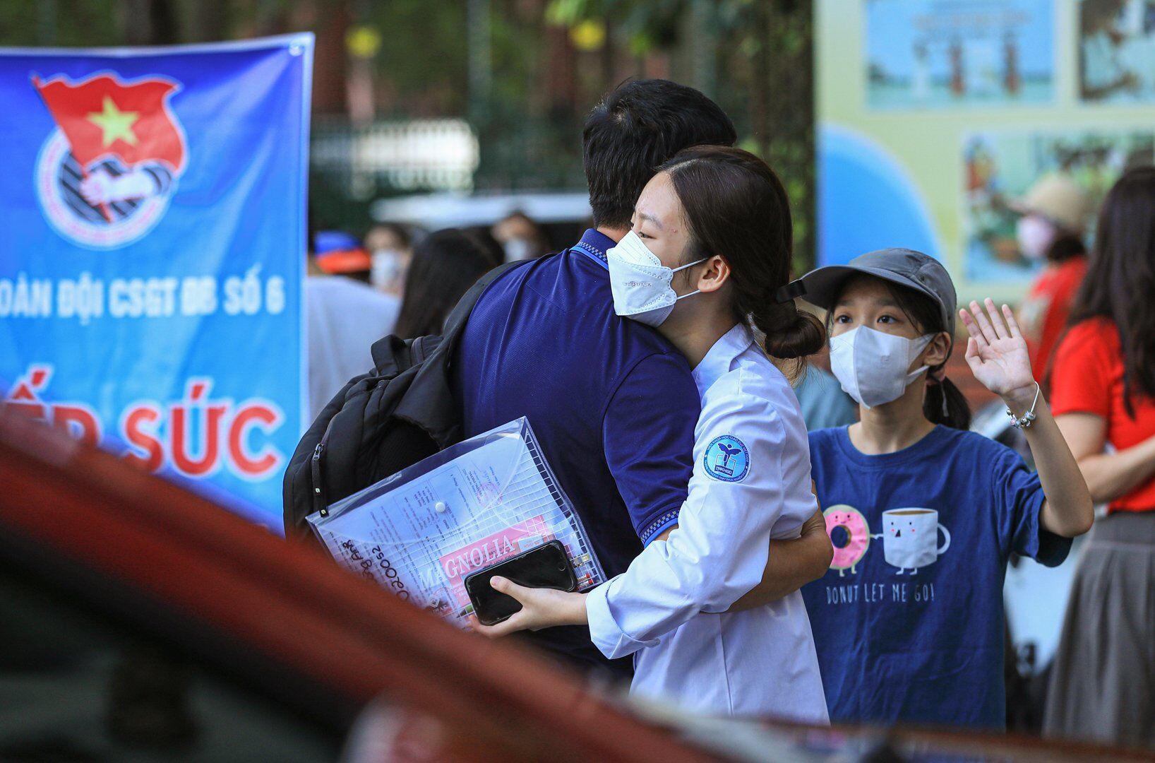 Vòng tay ôm thật chặt của người cha tiếp lửa cho sĩ tử trước giờ G.