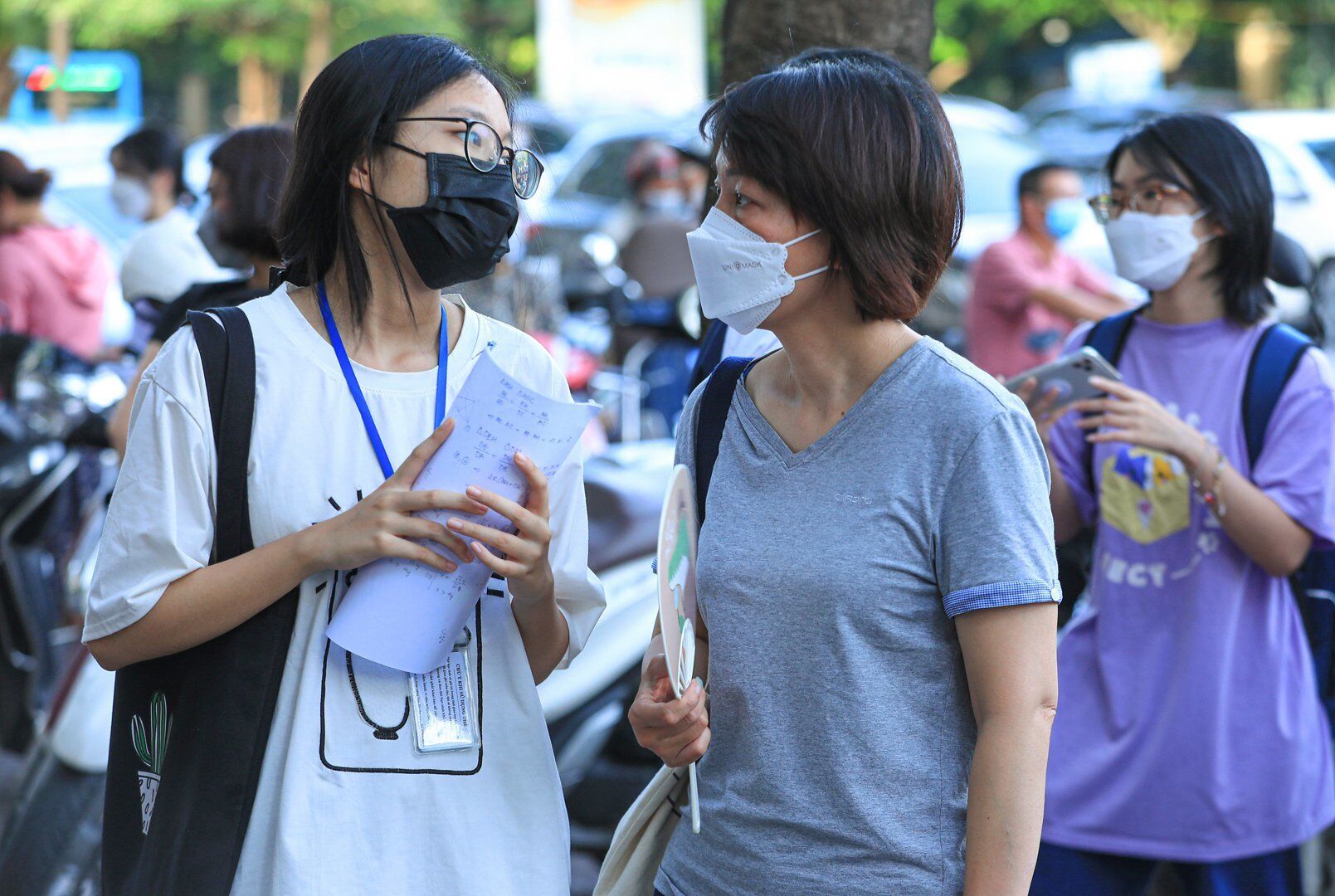 Lời động viên đầy yêu thương của người mẹ tiếp sức con gái trước buổi thi. Trải qua gần 3 năm học chủ yếu online vì ảnh hưởng của dịch bệnh Covid-19, khiến phụ huynh và sĩ tử có phần nào lo lắng.