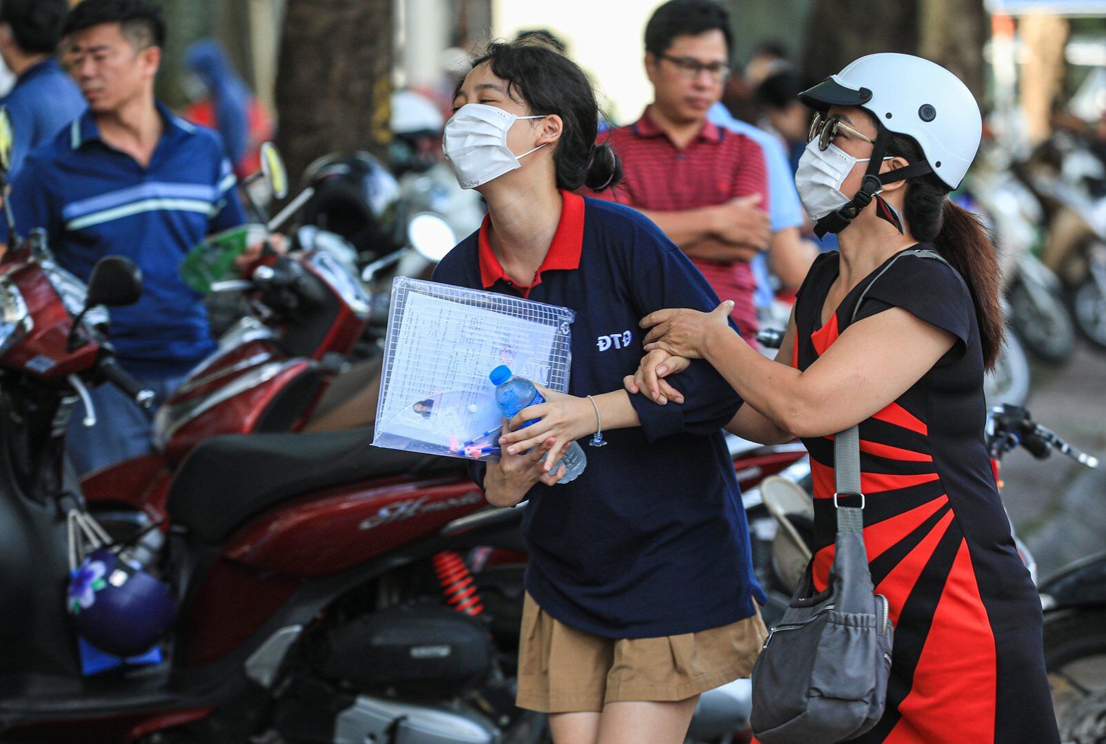 Chị Lê Thanh Hà (quận Cầu Giấy) đưa con Lê Minh Anh đi thi với cái níu tay động viên. Minh Anh có nguyện vọng thi vào trường THPT Chuyên Hà Nội Amsterdam.