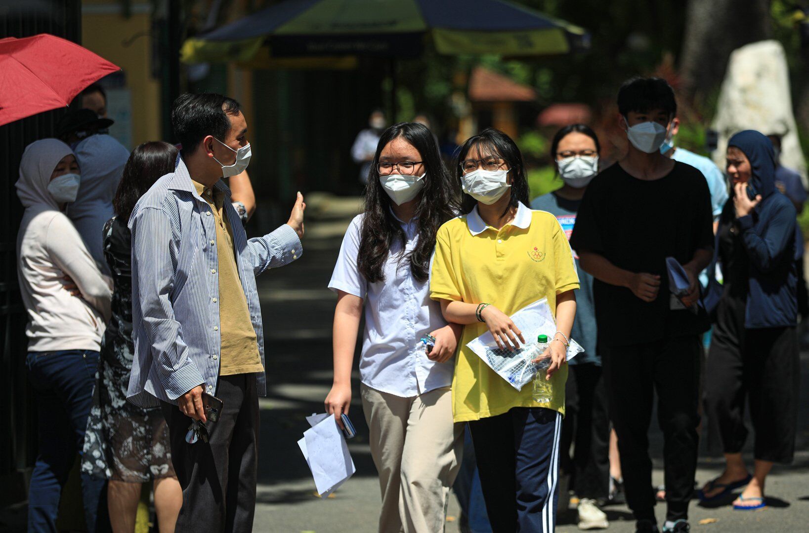 10h sáng 19/6, các thí sinh tham dự kỳ thi lớp 10 THPT năm học 2022- 2023 tại Hà Nội đã hoàn thành bài thi môn Toán, kết thúc kỳ thi vào lớp 10 công lập không chuyên.