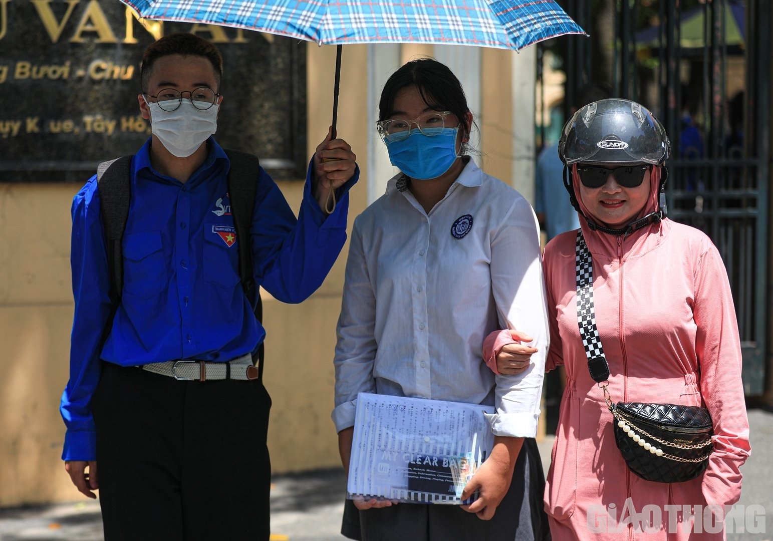 Còn với chị Mạc Ngọc Thảo (quận Tây Hồ) chia sẻ: "Rất vui vì mỗi lần con bước ra trường thi đều khoe với mẹ là làm được bài. Sau đợt thi này, gia đình dự kiến sẽ dành tặng cháu một chuyến du lịch Phú Quốc để xả stress sau thời gian căng thẳng ôn tập".