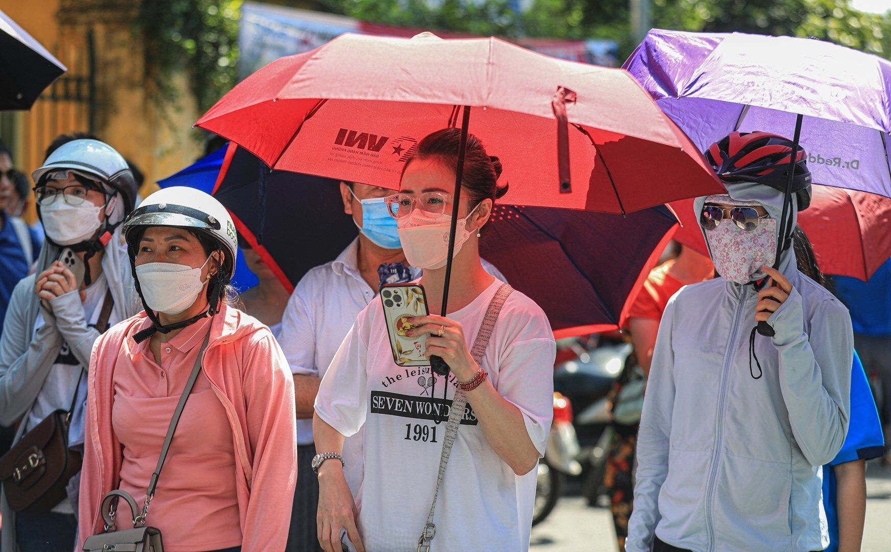Theo ghi nhận của PV Báo Giao thông tại điểm thi trường THPT Chu Văn An (quận Tây Hồ), dù thời tiết nắng gay gắt, nhiệt độ ngoài trời lên đến 39 độ C nhưng nhiều phụ huynh vẫn kiên nhẫn ngóng con "vượt vũ môn".