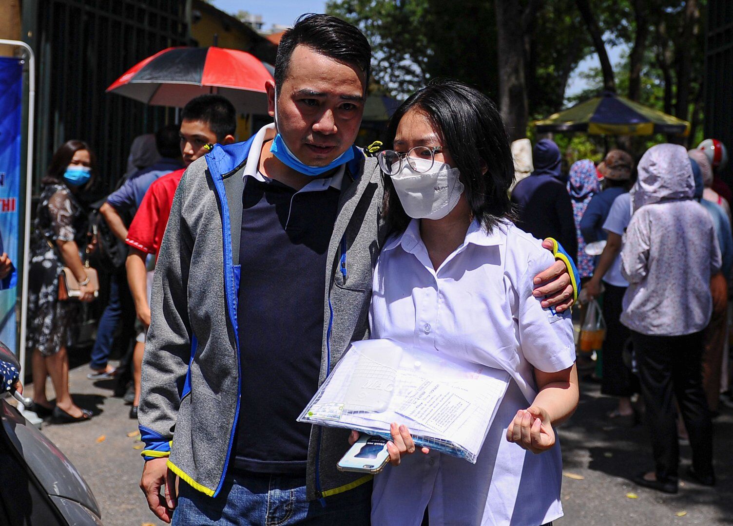 Lời động viên, cái khoác vai... của những ông bố, bà mẹ là món quà ý nghĩa nhất mà thí sinh nhận được sau những giây phút căng thẳng trong phòng thi.