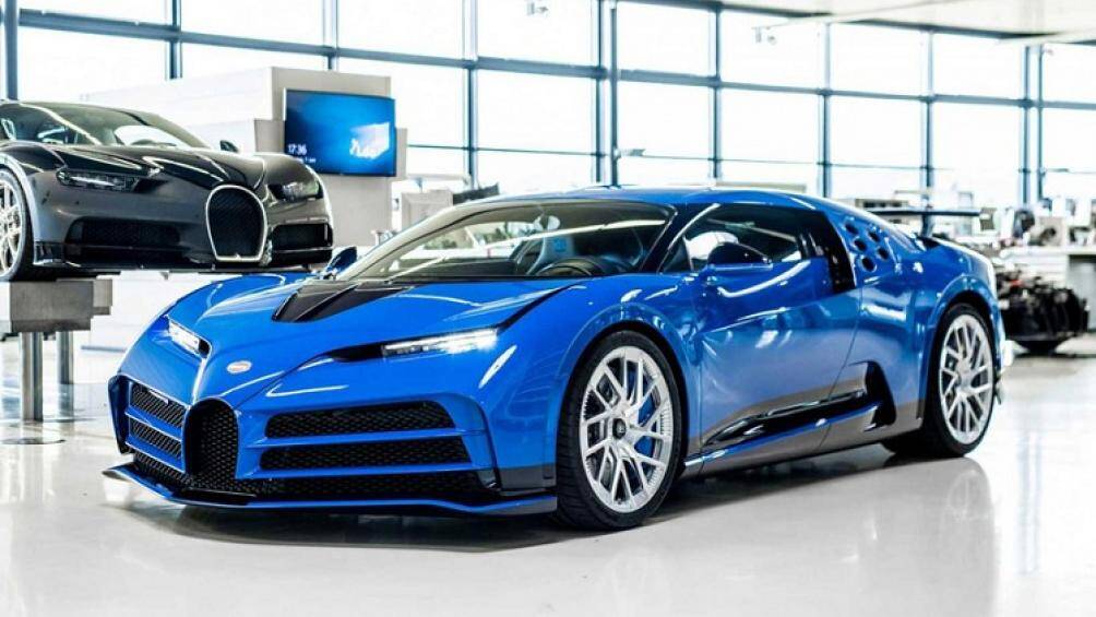Centodieci là lời tri ân dành cho huyền thoại Bugatti EB110 của thập niên 90. Vì vậy sẽ chỉ có 10 xe được sản xuất cùng mức giá khởi điểm 9 triệu USD (209 tỷ đồng)