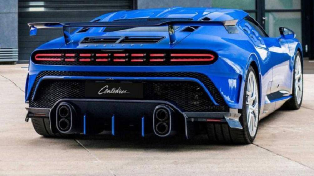 Các chi tiết ngoại thất được tinh chỉnh để mang lại dáng vẻ tương đồng với EB110 như đèn pha và lưới tản nhiệt móng ngựa thu nhỏ, đèn hậu,...