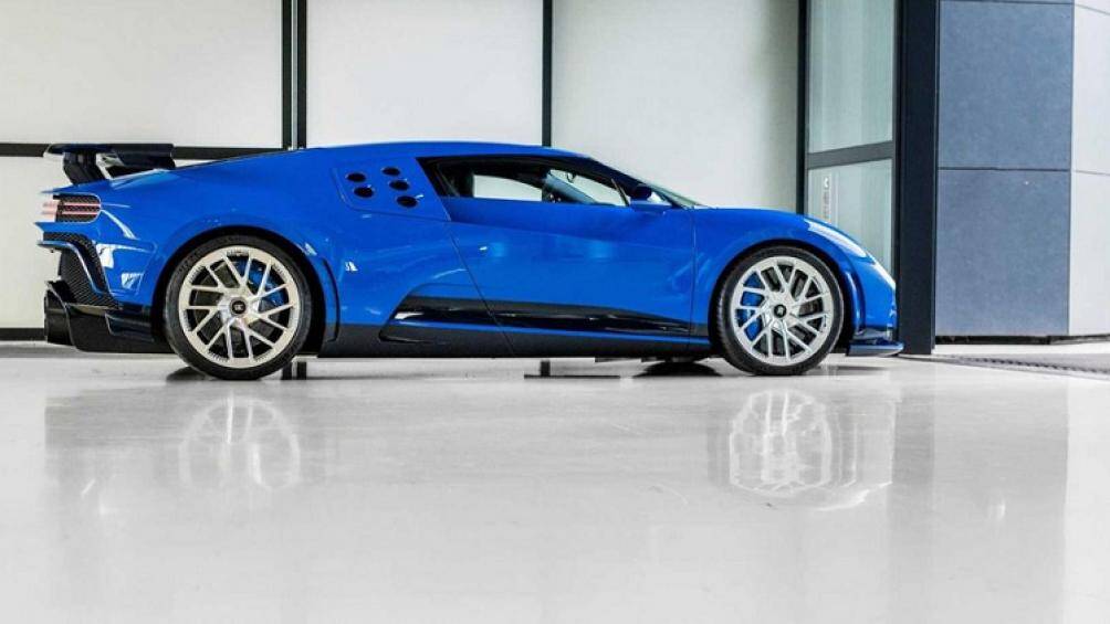 Ngoại thất chiếc Bugatti Centodieci này được hoàn thiện màu xanh EB110 Blue đi kèm mâm màu bạc EB110 Sport Silver
