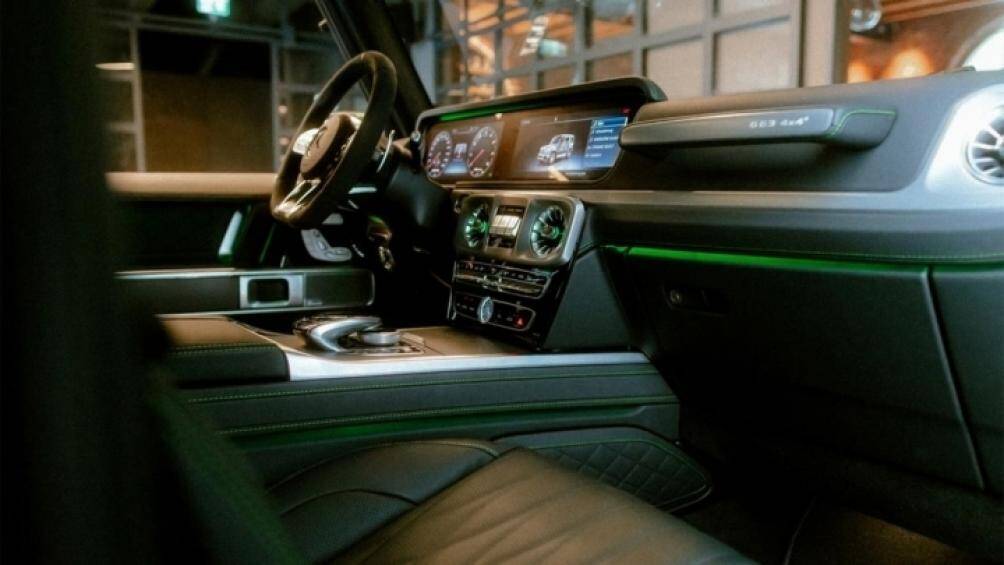 Khoang lái của Mercedes-AMG G63 4x42 được trang bị màn hình mới, hệ thống đèn nền, kính chiếu hậu điện tử,...