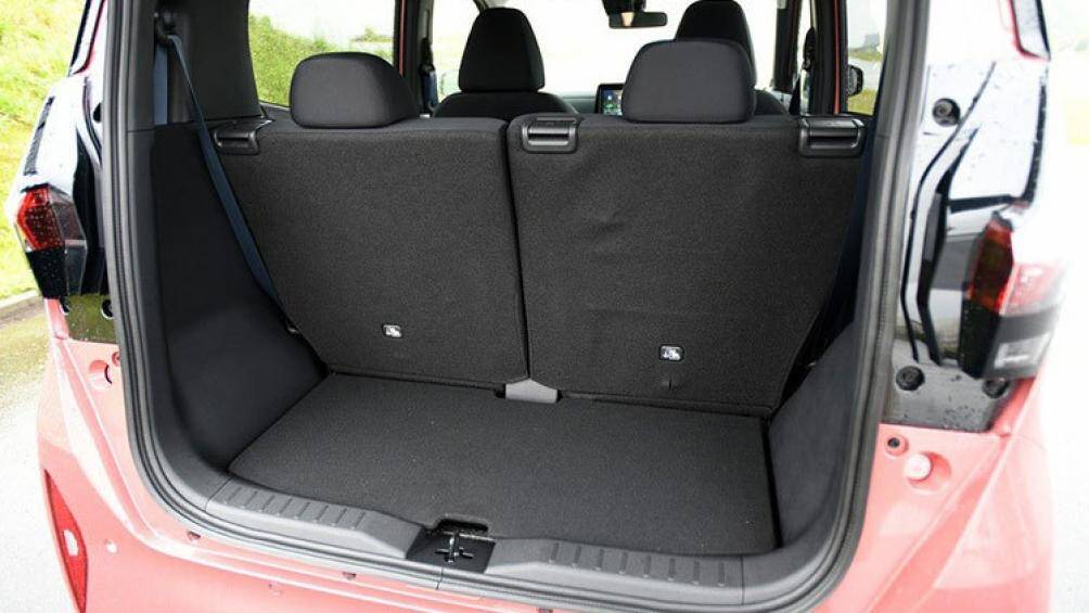 Tuy có kích thước nhỏ nhưng Nissan Sakura vẫn mang trên mình không gian nội thất rộng rãi với 4 chỗ ngồi và khoang hành lý 107 lít