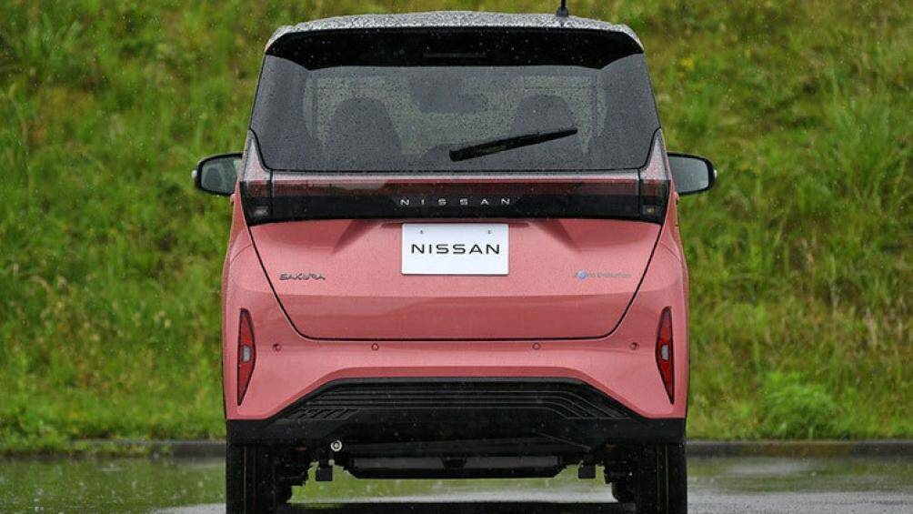 Đằng sau, Nissan Sakura được trang bị cụm đèn hậu LED nằm vắt ngang đuôi xe, cánh gió mui khá lớn và những chi tiết tạo sự tương đồng với đầu xe