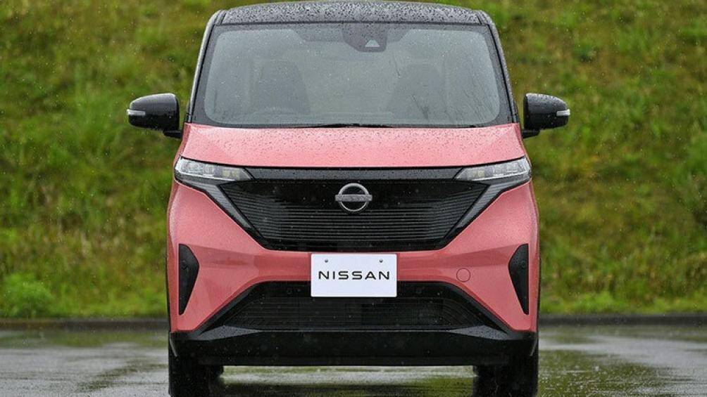 Lưới tản nhiệt đóng kín, sơn màu đen bóng và được bao quanh bằng dải đèn LED định vị ban ngày