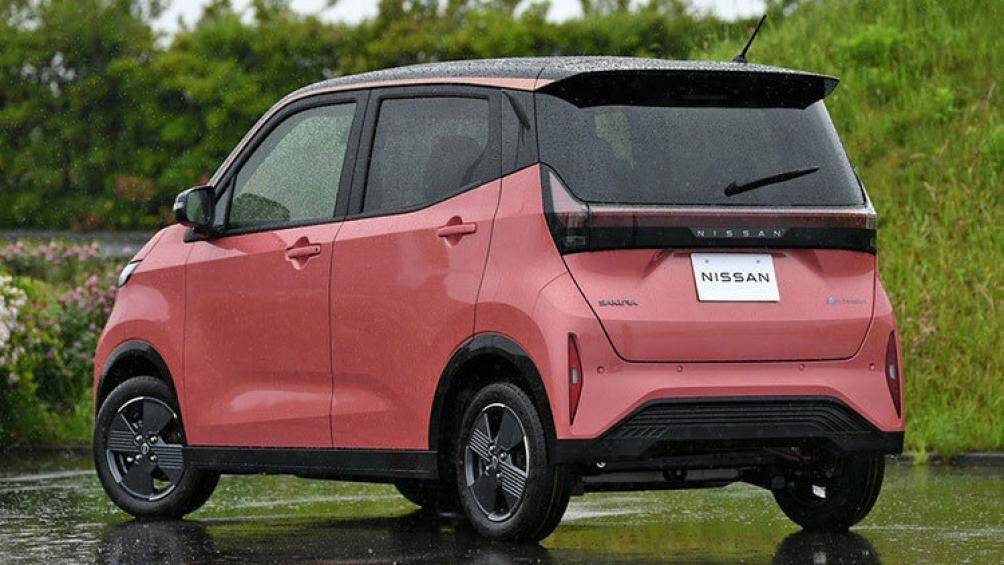 Nissan Sakura vốn là loại xe Kei Car (xe nhỏ, hình hộp) nên có kích thước khá nhỏ gọn, bao gồm chiều dài 3.395 mm, chiều rộng 1.475 mm, chiều cao 1.655 mm và chiều dài cơ sở 2.495 mm