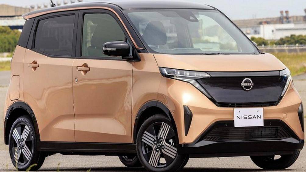 Bên cạnh đó là cụm đèn pha LED khá hẹp, khe gió giả hình tam giác nằm dọc ở hai góc đầu xe và hốc gió trung tâm hình thang cỡ lớn