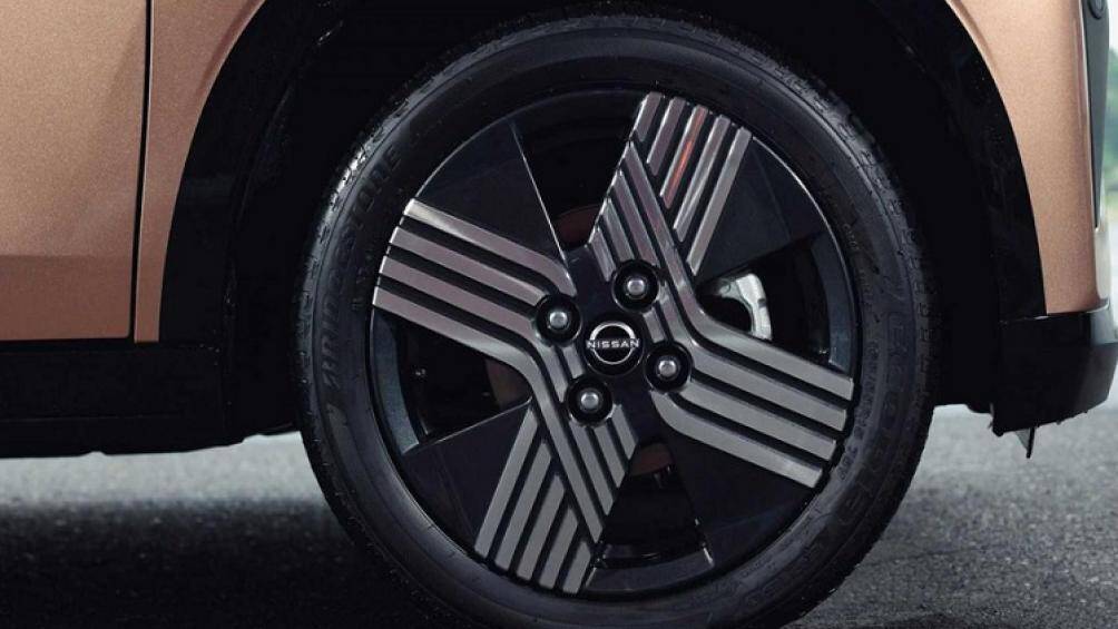 Đặc biệt, mẫu Kei Car thuần điện này còn có 2 loại vành la-zăng 4 chấu với thiết kế lấy cảm hứng từ nghệ thuật thắt nút cổ xưa Mizuhiki của Nhật Bản