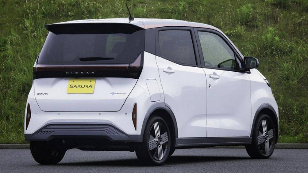 Đây còn là một trong những mẫu ô tô điện nhẹ nhất trên thị trường với trọng lượng chỉ 1.070 kg ở bản tiêu chuẩn và 1.080 kg ở bản đầy đủ