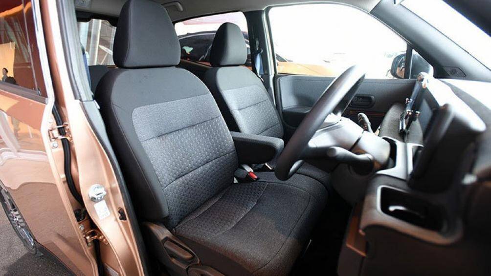 Với cụm pin lithium-ion 20 kWh, Nissan Sakura có thể chạy được 180 km sau khi sạc đầy pin, thời gian sạc đầy khoảng 8 tiếng đồng hồ