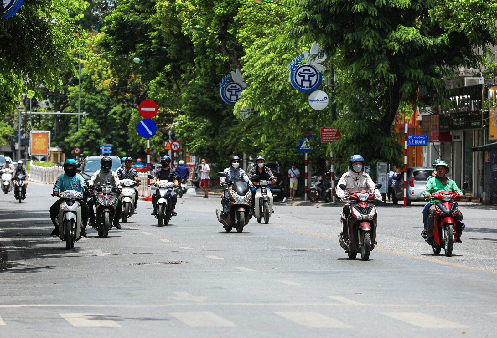 Ngày 20/6, nắng nóng tiếp tục diễn ra gay gắt tại Hà Nội. Nhiệt độ cao nhất ở Hà Nội được dự báo 36-38 độ C, có nơi trên 39 độ C.