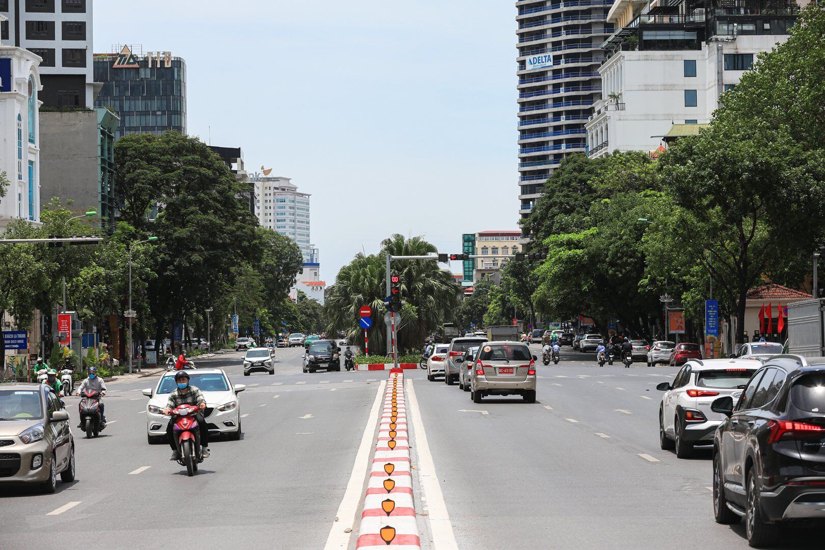Lúc 11h trưa, nhiệt độ Hà Nội đạt đỉnh 38-39 độ C. Trời nắng nóng cộng hơi nóng bốc lên từ đường nhựa khiến người ra đường cảm thấy nóng rát.