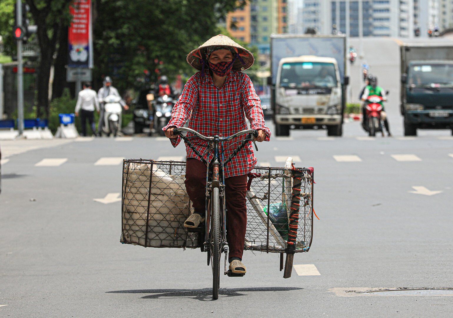 Dù nhiệt độ dự báo là 36 - 38 độ  C, nhưng nhiệt độ thực tế ở ngoài đường vào giữa trưa có thể đến hơn 50 độ C.