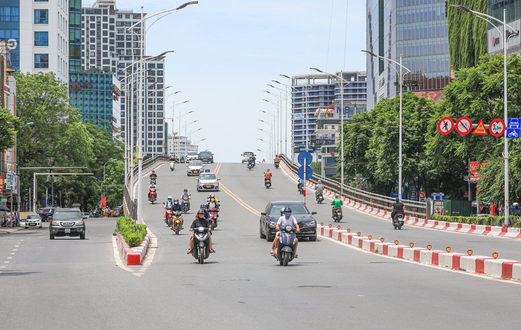 Do nắng nóng nên lượng người tham gia giao thông vào buổi trưa cũng thưa vắng.