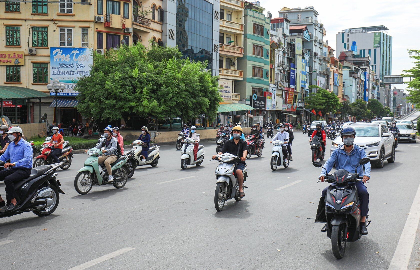 Ngay từ sáng sớm, nắng nóng đã xuất hiện khiến người dân di chuyển tại các tuyến phố nội đô ở Hà Nội cảm thấy khó chịu.